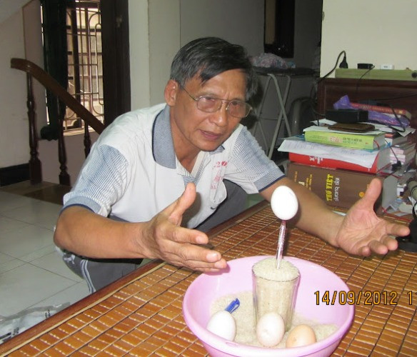 Ông Hà dựng trứng thành công trên đầu bút bi. (ảnh: Đỗ Sơn Hà). Ông Hà dựng trứng thành công trên đầu bút bi. (ảnh: Đỗ Sơn Hà).