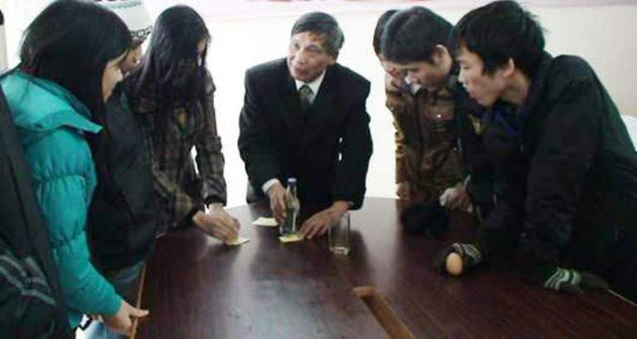 Hướng dẫn nhiều nhóm sinh viên dựng trứng.