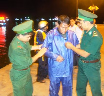 Anh Lưu Minh Đức, một thuyền viên may mắn thoát nạn được các chiến sĩ BĐBP đưa vào bờ an toàn.