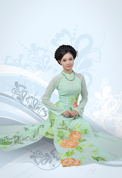 Ngọc nữ 'Cánh đồng bất tận' trở nên đằm thắm với mái tóc vấn cao và trang phục áo dài truyền thống kín đáo. Ngọc nữ 'Cánh đồng bất tận' trở nên đằm thắm với mái tóc vấn cao và trang phục áo dài truyền thống kín đáo.