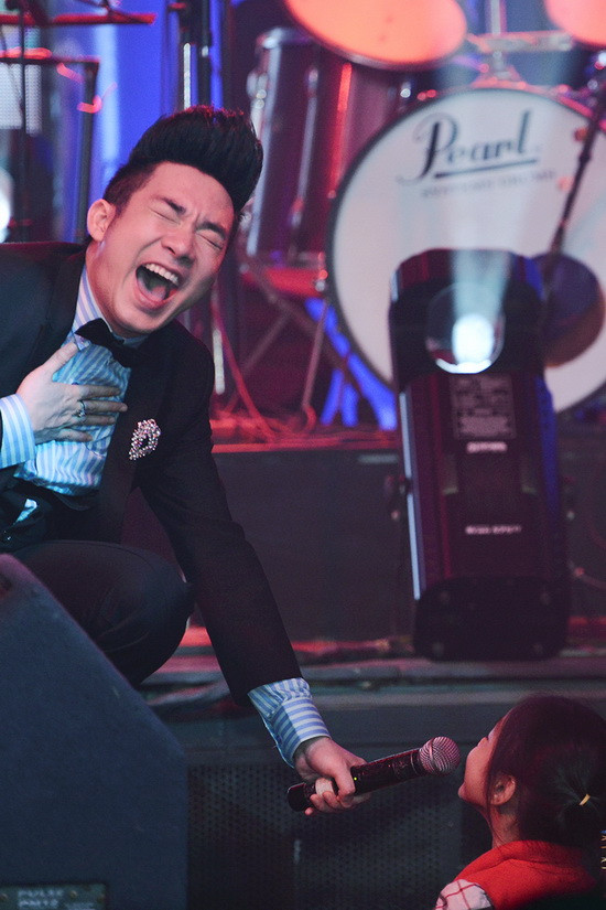 Quanh Hà thực sự bất ngờ và hạnh phúc khi có một fan nhí đặc biệt như thế này. (Theo XZone) Quanh Hà thực sự bất ngờ và hạnh phúc khi có một fan nhí đặc biệt như thế này. (Theo XZone)