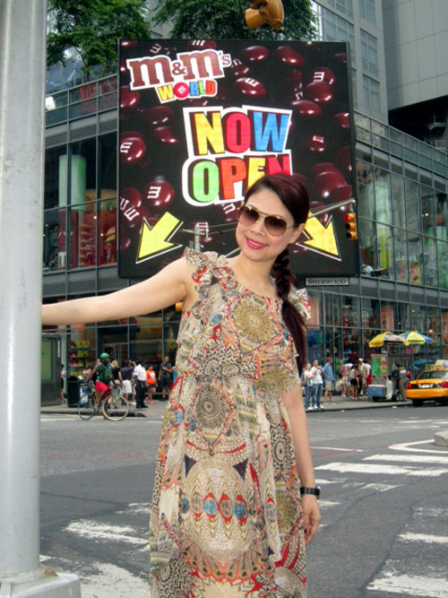 Búp bê xinh đẹp đã đi xem nhạc kịch, đến các khu vui chơi, ăn thử các món ăn Mỹ. (Theo Infonet) Búp bê xinh đẹp đã đi xem nhạc kịch, đến các khu vui chơi, ăn thử các món ăn Mỹ. (Theo Infonet)