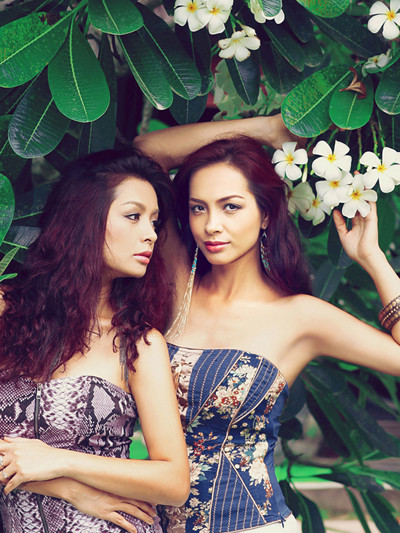 Thúy Hằng, Thúy Hạnh cùng nhau lên ý tưởng, tự tay make - up, chuẩn bị trang phục cho nhau.Dù đã rời xa sàn catwalk nhưng Thúy Hằng - Thúy Hạnh vẫn luôn được xem là những người mẫu hàng đầu tại Việt Nam. (Theo GDVN) (xem trọn bộ ảnh)