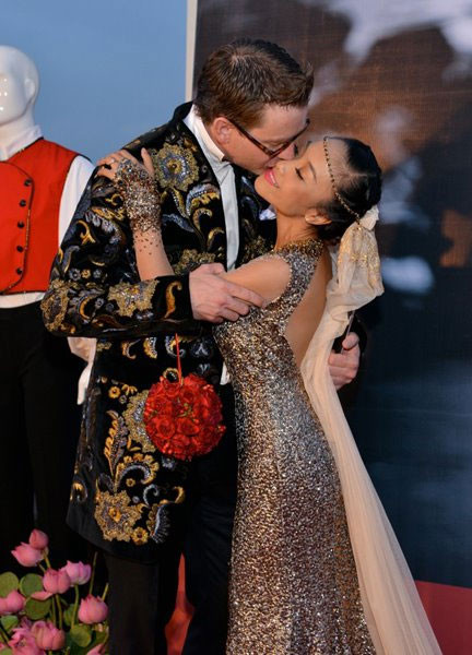 Trấn Thành cũng không quên dành những lời khen tặng cho ông xã của 'bà chị' thân thiết Đoan Trang: "Anh Johan đẹp trai, cao ráo, có công việc ổn định, thu nhập cao, ăn nói lịch sự, có học thức. Đặc biệt anh ấy chân thành và yêu thương chị Trang, luôn hòa mình vào văn háo Việt, không bắt ép, tiêm nhiễm người khác phải theo lối sống hiện đại phương Tây của anh ấy". (Theo phunutoday)