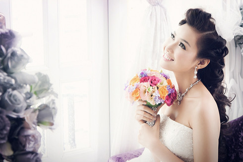 Bích Khanh thử làm cô dâu trong một bộ ảnh mới. Cô dâu Bích Khanh xinh đẹp rạng ngời nhưng vẫn có chút gì đó e ấp. (Theo VNE) Bích Khanh thử làm cô dâu trong một bộ ảnh mới. Cô dâu Bích Khanh xinh đẹp rạng ngời nhưng vẫn có chút gì đó e ấp. (Theo VNE)