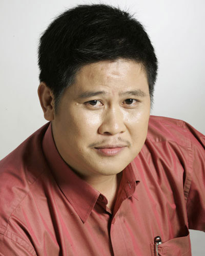 Phước Sang cũng hết lời khen vợ Kim Thư của mình: "Nói thật thì vợ tôi là người giỏi giang. Nếu không có cô ấy chu toàn việc nhà thì tôi khó mà làm được công việc của mình. Làm nghệ sĩ, lại say nghề nên chuyện gia đình xảy ra thường xuyên. May mà lúc nào cô ấy cũng nhắc để tôi sửa đổi. Tôi luôn cảm ơn cô ấy vì những điều này". (Theo Người lao động) Phước Sang cũng hết lời khen vợ Kim Thư của mình: "Nói thật thì vợ tôi là người giỏi giang. Nếu không có cô ấy chu toàn việc nhà thì tôi khó mà làm được công việc của mình. Làm nghệ sĩ, lại say nghề nên chuyện gia đình xảy ra thường xuyên. May mà lúc nào cô ấy cũng nhắc để tôi sửa đổi. Tôi luôn cảm ơn cô ấy vì những điều này". (Theo Người lao động)