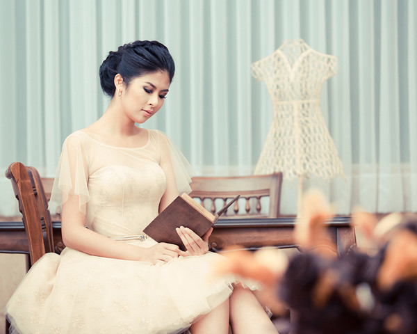 Gương mặt tiết kiệm nụ cười càng khiến Hoa hậu thêm phần quyến rũ, bí ẩn. (Theo Ngôi sao) Gương mặt tiết kiệm nụ cười càng khiến Hoa hậu thêm phần quyến rũ, bí ẩn. (Theo Ngôi sao)