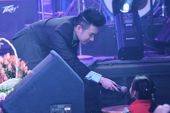 Đến xem đêm nhạc ra mắt album mới của Quang Hà, ai ai cũng bất ngờ vì sự cuồng nhiệt, hâm mộ Quang Hà của một bé gái 5 tuổi. Em nhún nhảy, hát theo thần tượng suốt đêm nhạc. Đặc biệt cô bé còn thể hiện đoạn điệp khúc cao chót vót của ca khúc Ngỡ bằng giọng hát vẫy còn trẻ con ngọng nghịu. Đến xem đêm nhạc ra mắt album mới của Quang Hà, ai ai cũng bất ngờ vì sự cuồng nhiệt, hâm mộ Quang Hà của một bé gái 5 tuổi. Em nhún nhảy, hát theo thần tượng suốt đêm nhạc. Đặc biệt cô bé còn thể hiện đoạn điệp khúc cao chót vót của ca khúc Ngỡ bằng giọng hát vẫy còn trẻ con ngọng nghịu.