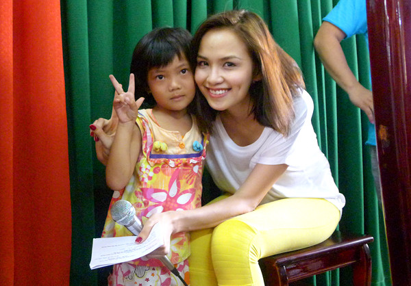 Nụ cười rạng rỡ của Diễm Hương bên một bé gái. (Theo Ngôi sao)