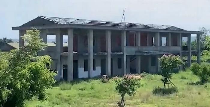 Một khối nhà của Dự án Trung tâm dạy nghề kiểu mẫu Sơn Tịnh bị bỏ hoang. Ảnh: CTV Một khối nhà của Dự án Trung tâm dạy nghề kiểu mẫu Sơn Tịnh bị bỏ hoang. Ảnh: CTV