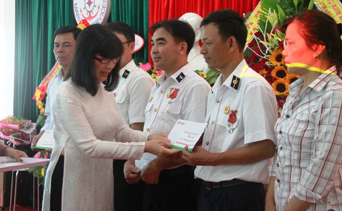 Đại diện trường Đại học Đông Á bày tỏ lòng tri ân, tưởng nhớ đến sự hy sinh anh dũng của người lính Gạc Ma năm xưa. Ảnh: AN Đại diện trường Đại học Đông Á bày tỏ lòng tri ân, tưởng nhớ đến sự hy sinh anh dũng của người lính Gạc Ma năm xưa. Ảnh: AN