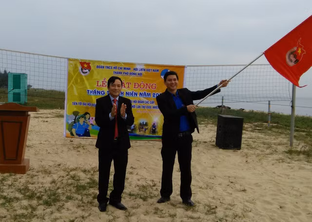 Ông Hà Quốc Phong (bên trái) trong một buổi lễ do Thành đoàn Đồng Hới tổ chức. Ảnh: báo Tuổi Trẻ