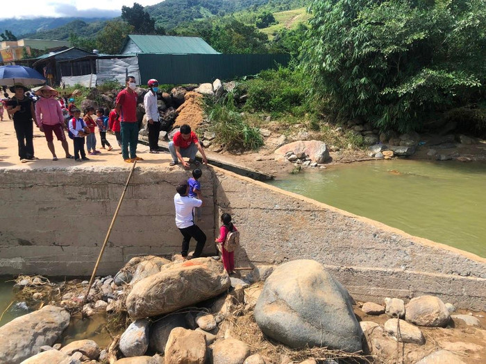 Mỗi ngày, các thầy phải bế hơn 200 học sinh qua suối. Ảnh: CTV Mỗi ngày, các thầy phải bế hơn 200 học sinh qua suối. Ảnh: CTV