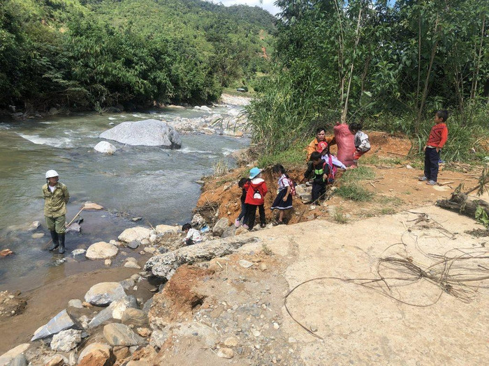 Mưa lũ những ngày qua ở Kon Tum khiến nhiều nhà cửa, cầu cống bị hư hỏng nặng. Ảnh: CTV Mưa lũ những ngày qua ở Kon Tum khiến nhiều nhà cửa, cầu cống bị hư hỏng nặng. Ảnh: CTV