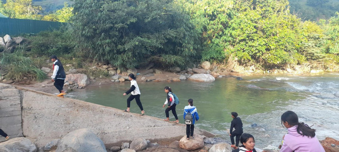 Đường đến trường của học sinh vùng cao ở Đăk Glei cũng rất nỗi nhọc nhằn. Ảnh: CTV Đường đến trường của học sinh vùng cao ở Đăk Glei cũng rất nỗi nhọc nhằn. Ảnh: CTV