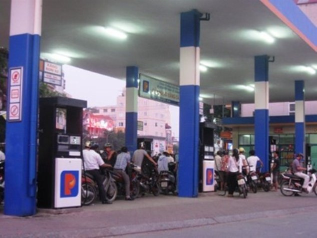 Giá xăng giảm gần 800 đồng/ lít từ 15h chiều nay (Ảnh H.Lực) Giá xăng giảm gần 800 đồng/ lít từ 15h chiều nay (Ảnh H.Lực)