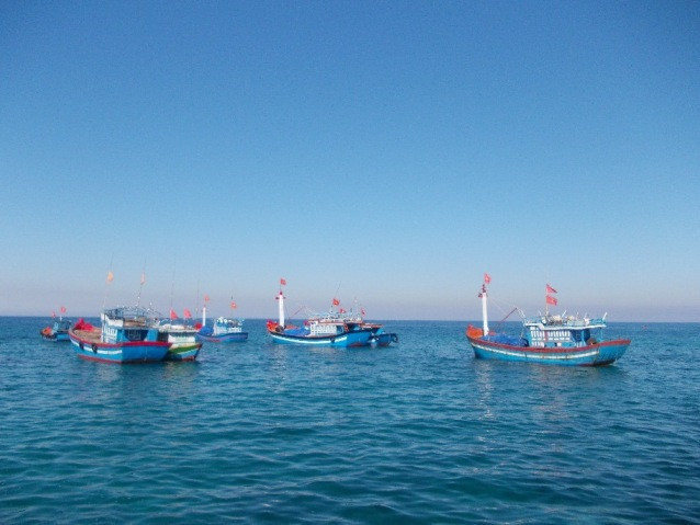 Tàu ngư dân Quảng Ngãi đang vươn khơi bám biển Tàu ngư dân Quảng Ngãi đang vươn khơi bám biển