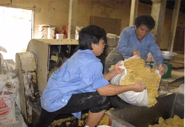 Nguyên liệu làm bánh thập cẩm, không rõ nguồn gốc.