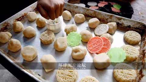 Ai biết được đằng sau những chiếc bánh thơm ngon, bắt mắt này là công đoạn chế biến bẩn như thế nào?!