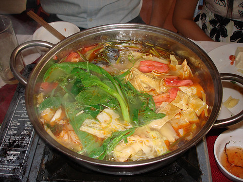 Một nồi lẩu bán ra có giá khoảng 300.000 đồng nhưng thực chất nguyên liệu nhập vào chỉ mất khoảng 130 - 150.000 đồng/nồi. Một nồi lẩu bán ra có giá khoảng 300.000 đồng nhưng thực chất nguyên liệu nhập vào chỉ mất khoảng 130 - 150.000 đồng/nồi.