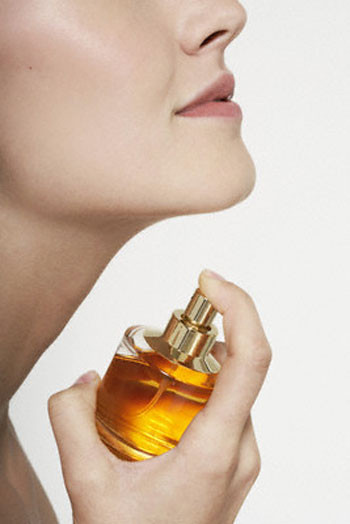 Nếu ngửi thấy mùi nước hoa mất dần một cách nhanh chóng (trong vòng 5 phút) sau khi bạn xịt thử nó, có nghĩa là đó là nước hoa giả. Nếu ngửi thấy mùi nước hoa mất dần một cách nhanh chóng (trong vòng 5 phút) sau khi bạn xịt thử nó, có nghĩa là đó là nước hoa giả.