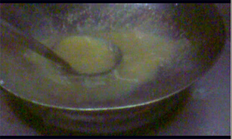 Chỉ cần 1 thìa gia vị lẩu, nồi nước sôi bỗng chốc chuyển màu và dậy mùi chẳng khác gì nước lẩu xương thật Chỉ cần 1 thìa gia vị lẩu, nồi nước sôi bỗng chốc chuyển màu và dậy mùi chẳng khác gì nước lẩu xương thật