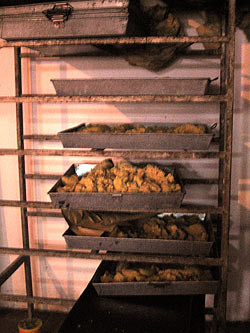 Khay đựng nhân bánh cáu bẳn, không được lau chùi thường xuyên.