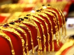 Nếu tính theo tỷ giá bán ra của ngân hàng thương mại Việt Nam (20.834 đồng/USD,) giá vàng trong nước quy đổi tính tới thời điểm này (ngày 29/9) vẫn cao hơn thế giới khoảng 4 triệu đồng/lượng.