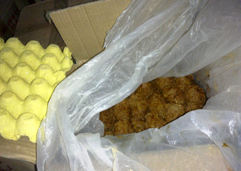 “Khi đập trứng vịt muối ra để kiểm tra, rất nhiều quả đã chuyển sang màu đen, có mùi hôi thối rất khó chịu".