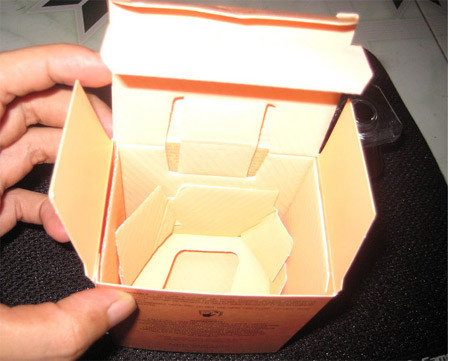 Hộp thường có 2 lớp, lớp ngoài in màu, có logo, mã vạch, thành phần.. lớp trong là lớp gấp chống sốc. Hộp thường có 2 lớp, lớp ngoài in màu, có logo, mã vạch, thành phần.. lớp trong là lớp gấp chống sốc.