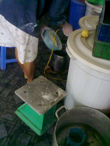 Thùng đựng nước cáu bẩn.