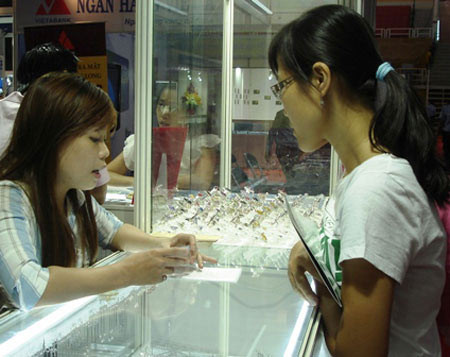 Xu hướng chọn mua nhẫn cưới bạc đang trở nên thịnh hành hơn trong thời buổi vàng "bão giá". Xu hướng chọn mua nhẫn cưới bạc đang trở nên thịnh hành hơn trong thời buổi vàng "bão giá".