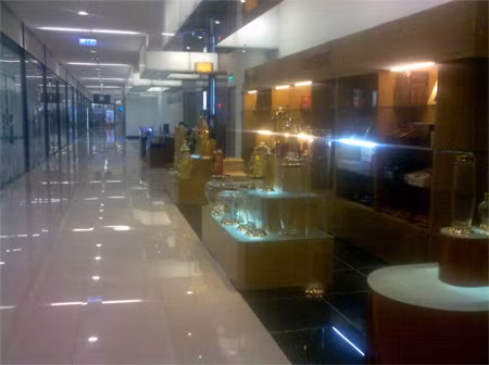 Cảnh đìu hiu bao trùm khắp không gian Trung tâm thương mại Grand Plaza. Cảnh đìu hiu bao trùm khắp không gian Trung tâm thương mại Grand Plaza.