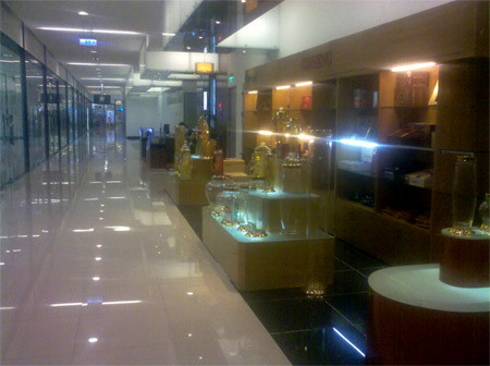 Cảnh đìu hiu bao trùm khắp không gian Trung tâm thương mại Grand Plaza.