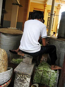 Nhân viên gác cả chân bẩn lên rau để làm bánh.