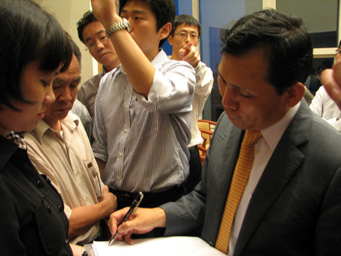 Mặc dù chủ đầu tư Keangnam đã ký vào văn bản hứa sẽ tổ chức họp mặt khách hàng để giải quyết các bức xúc của cư dân…