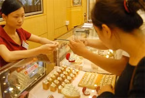 Giá vàng trong nước dù đã giảm nhiệt nhưng vẫn cao hơn thế giới 1,4 triệu đồng/lượng.