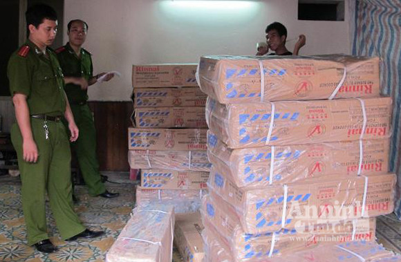 Để thu lợi nhuận, chủ cửa hàng bán bếp ga đã nhập hàng Trung Quốc về rồi dán mác bếp ga "xịn" để "đội giá". Để thu lợi nhuận, chủ cửa hàng bán bếp ga đã nhập hàng Trung Quốc về rồi dán mác bếp ga "xịn" để "đội giá".