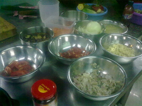 Gia vị lẩu + nước sôi + một số loại nguyên liệu rau, củ, quả này sẽ cho "ra lò' một nồi lẩu thơm ngon mà không cần xương ống. Gia vị lẩu + nước sôi + một số loại nguyên liệu rau, củ, quả này sẽ cho "ra lò' một nồi lẩu thơm ngon mà không cần xương ống.