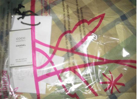 Nước hoa luôn phải ở trong 1 cái túi nilon có seal của hãng hàng vì nên nhớ người ta không cho mang chất lỏng lên máy bay. Nước hoa luôn phải ở trong 1 cái túi nilon có seal của hãng hàng vì nên nhớ người ta không cho mang chất lỏng lên máy bay.