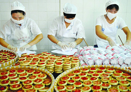 Cần kiểm tra sát sao trong công tác bảo quản và chế biến bánh trung thu.