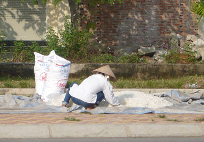 Tay không lấm lem đất cát bốc nguyên liệu làm bánh dọc đường.