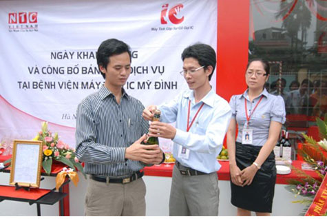 Nhiều đơn thư nhắc nhở mọi người cảnh giác với các ông Thành - Du - Thắng (trong ảnh là Nguyễn Trung Thành (bên trái), và Nguyễn Huy Du (giữa) - Ảnh gửi kèm đơn tố cáo).