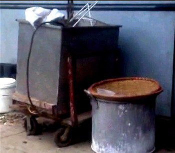 Thùng đựng nguyên vật liệu làm bánh cũ kỹ từ lâu.