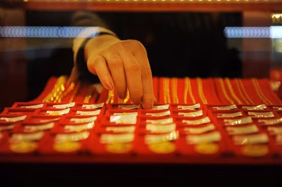 Giá vàng giảm khiến nhiều người mua vào song các chuyên gia luôn nhắc nhở: Đây chưa phải là thời điểm mua thích hợp vì giá chênh lệch quá nhiều so với thế giới. Giá vàng giảm khiến nhiều người mua vào song các chuyên gia luôn nhắc nhở: Đây chưa phải là thời điểm mua thích hợp vì giá chênh lệch quá nhiều so với thế giới.