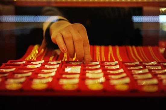 Giá vàng giảm khiến nhiều người mua vào song các chuyên gia luôn nhắc nhở: Đây chưa phải là thời điểm mua thích hợp vì giá chênh lệch quá nhiều so với thế giới.