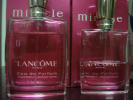 Khách hàng nên thử dùng tay cạo nhẹ các chữ in trên thân chai, nếu thấy dễ dàng bong tróc, trầy xước thì đó chính là nước hoa giả. Khách hàng nên thử dùng tay cạo nhẹ các chữ in trên thân chai, nếu thấy dễ dàng bong tróc, trầy xước thì đó chính là nước hoa giả.