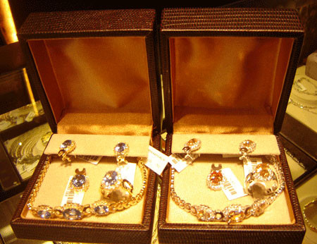 Nhiều cặp uyên ương chọn trang sức đơn giản, trọng lượng nhẹ để giảm giá thành thay vì chọn bộ cầu kỳ, đắt giá. Nhiều cặp uyên ương chọn trang sức đơn giản, trọng lượng nhẹ để giảm giá thành thay vì chọn bộ cầu kỳ, đắt giá.