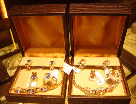 Nhiều cặp uyên ương chọn trang sức đơn giản, trọng lượng nhẹ để giảm giá thành thay vì chọn bộ cầu kỳ, đắt giá.