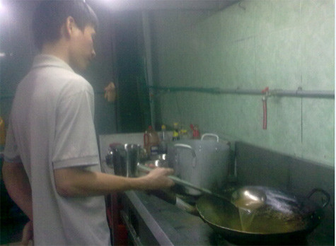 Đầu bếp đang pha chế gia vị lẩu với nước sôi. Đầu bếp đang pha chế gia vị lẩu với nước sôi.